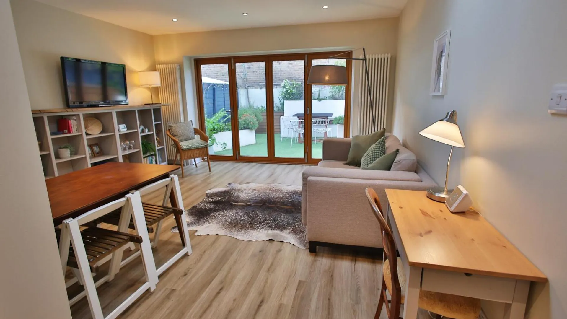 Peaceful Garden Apartment On Roman Road London